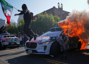 LA news anchor claims people are having 'fun' watching cars burn, riots 'relatively peaceful'